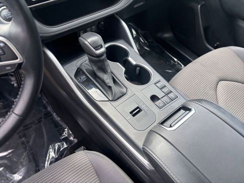 Used 2025 Toyota Highlander LE FWD image 44