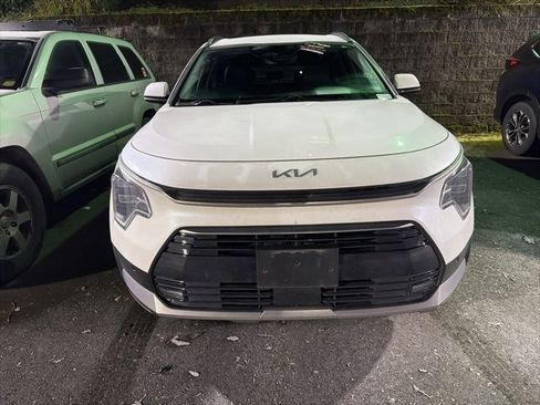 Used 2023 Kia Niro SX Touring image 2