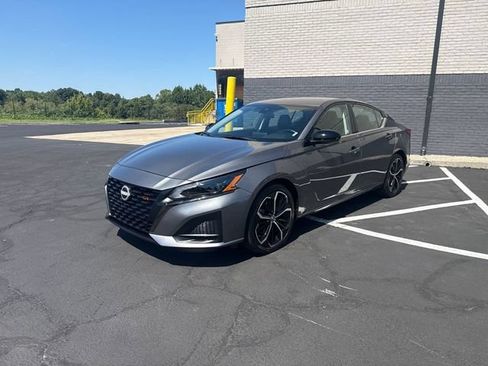 Used 2025 Nissan Altima 2.5 SR FWD image 6