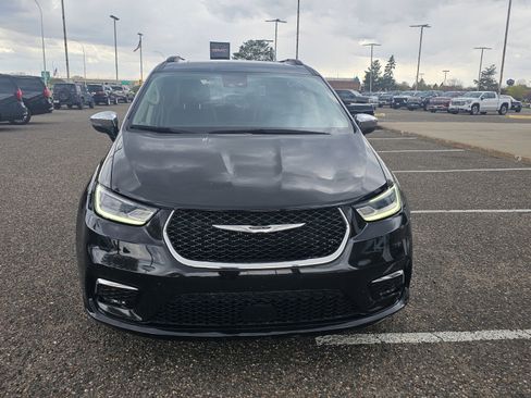 Used 2023 Chrysler Pacifica Limited FWD image 2