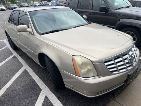 Used 2007 Cadillac DTS Luxury I w/ Sun And Sound Package FWD image 2
