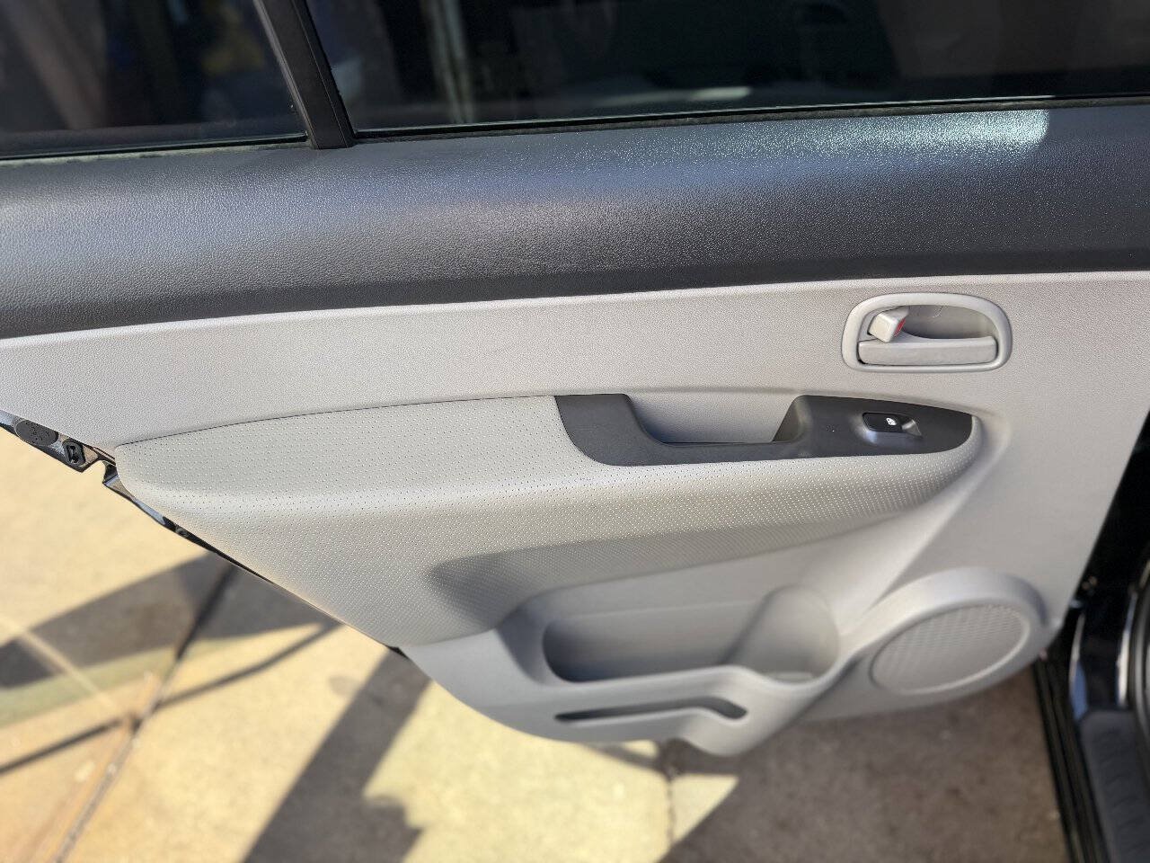 Used 2010 Kia Rondo LX FWD image 23
