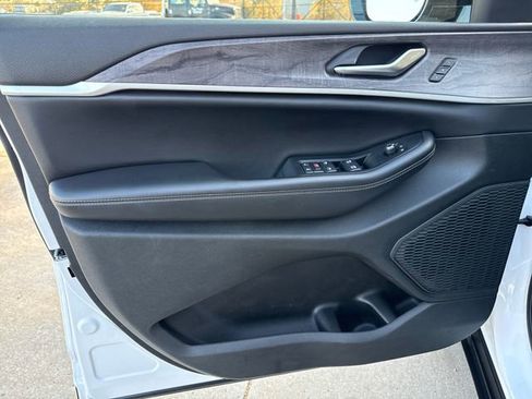 Used 2024 Jeep Grand Cherokee Limited image 10