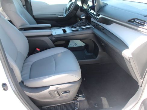 Certified 2025 Toyota Sienna XLE w/ XLE Plus Package FWD image 21