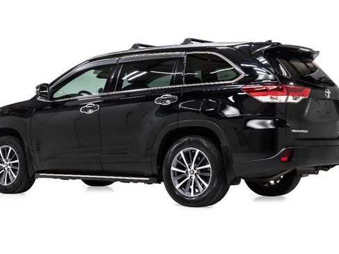 Used 2019 Toyota Highlander XLE AWD/4WD image 4