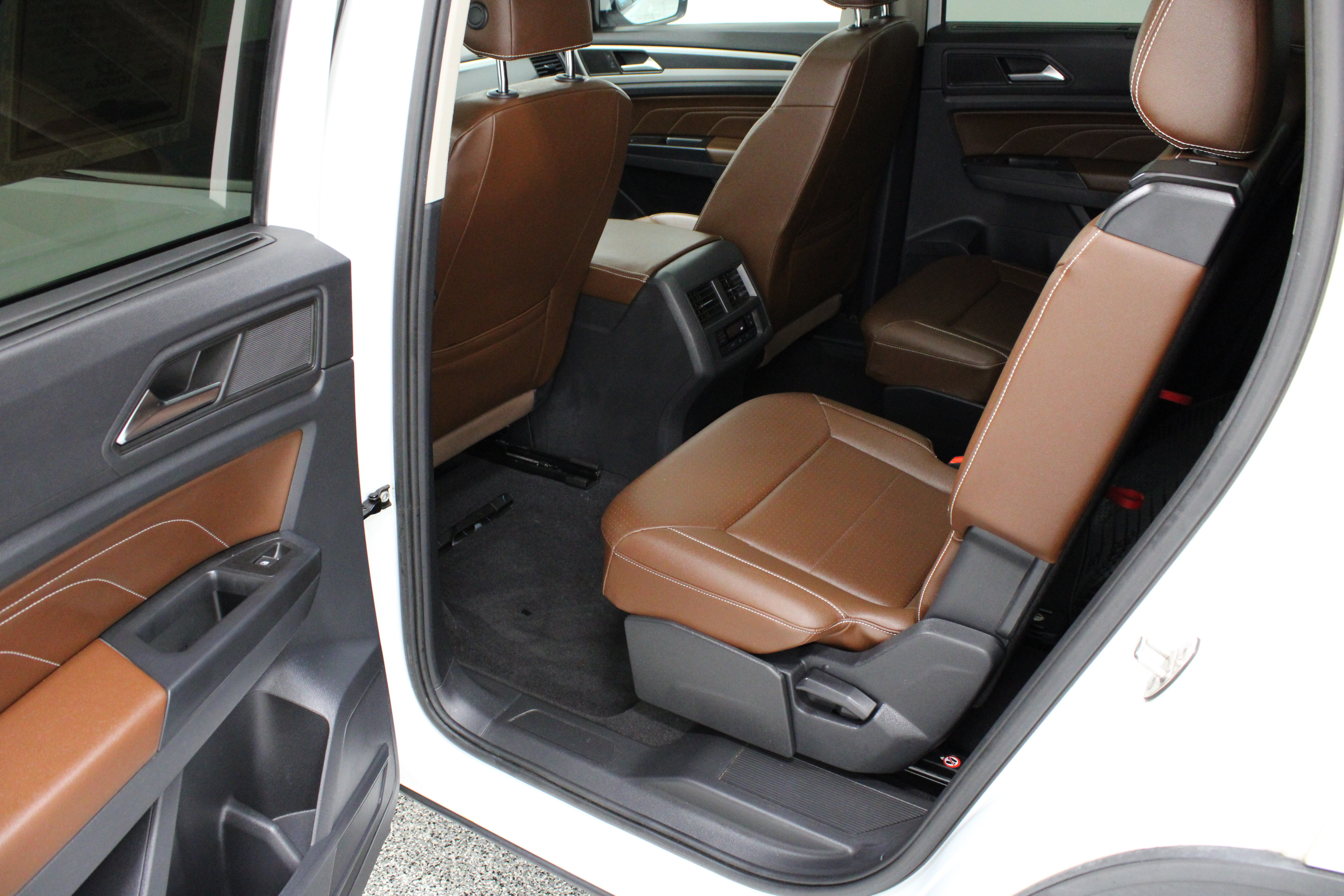 Used 2021 Volkswagen Atlas SE w/ Panoramic Sunroof Package FWD image 29