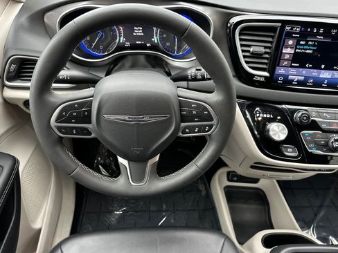 Used 2024 Chrysler Pacifica Touring-L image 14