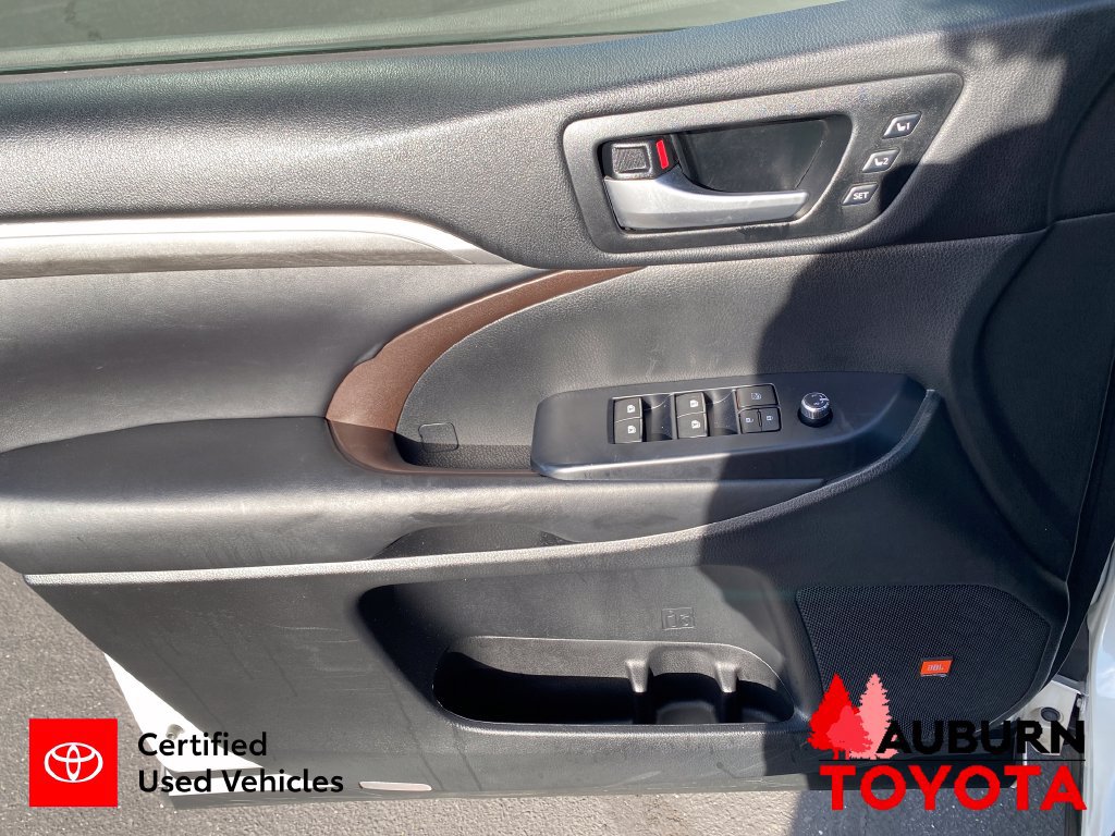 Certified 2017 Toyota Highlander Limited Platinum w/ Carpet Mat Package AWD/4WD image 10