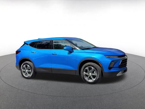 Used 2025 Chevrolet Blazer LT FWD image 2