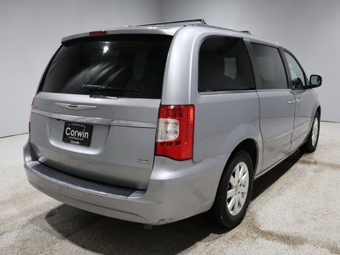 Used 2014 Chrysler Town & Country Touring image 2