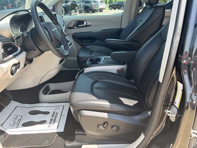 Used 2023 Chrysler Pacifica Touring-L FWD image 15