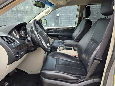 Used 2014 Chrysler Town & Country Touring image 14