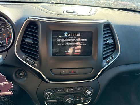 Used 2019 Jeep Cherokee Latitude Plus image 16