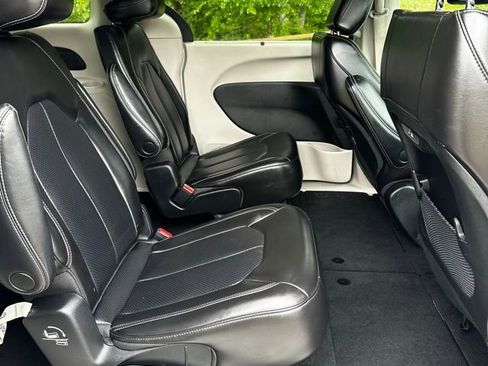 Used 2023 Chrysler Pacifica Touring-L FWD image 19