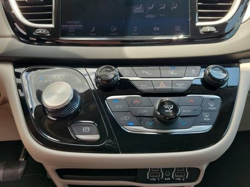 Used 2024 Chrysler Pacifica Touring-L FWD image 24
