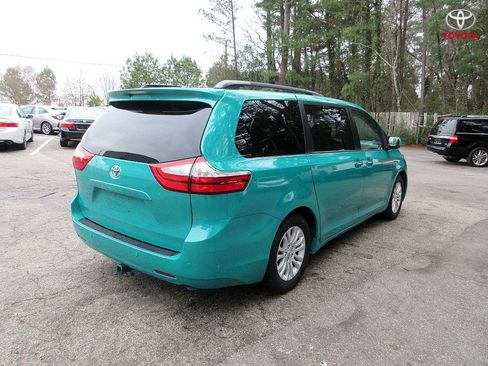 Used 2017 Toyota Sienna Limited image 7