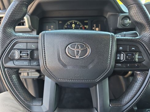 Certified 2025 Toyota Tacoma SR5 AWD/4WD image 25