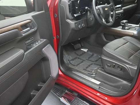 Used 2024 Chevrolet Silverado 1500 High Country w/ Z71 Off-Road Package AWD/4WD image 10