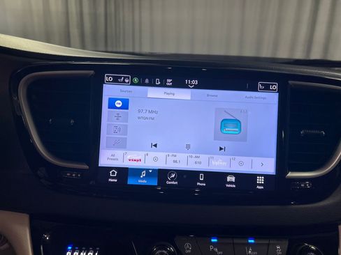 Used 2024 Chrysler Pacifica Touring-L image 17