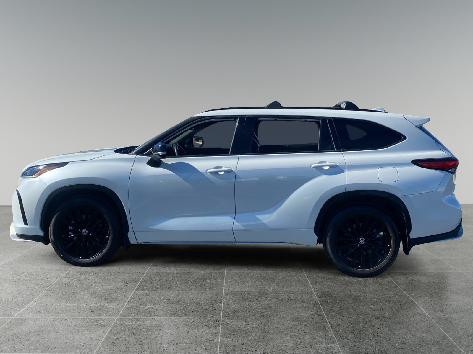 Used 2023 Toyota Highlander XSE FWD image 2