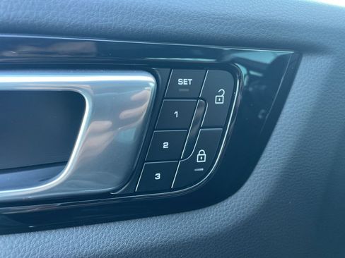 Certified 2023 Porsche Cayenne Platinum Edition image 30