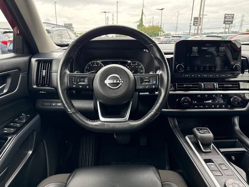 Used 2023 Nissan Pathfinder SL AWD/4WD image 18