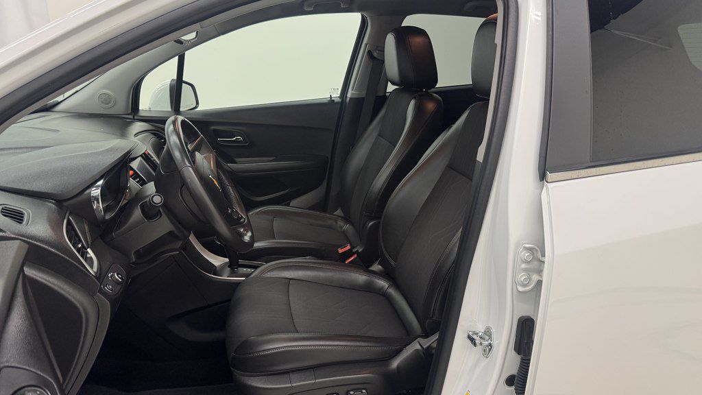 Used 2020 Chevrolet Trax LT w/ LT Convenience Package FWD image 15