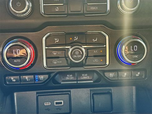 Used 2022 GMC Yukon SLT w/ SLT Premium Package image 17