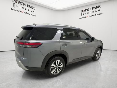 Used 2025 Nissan Pathfinder SL FWD image 5