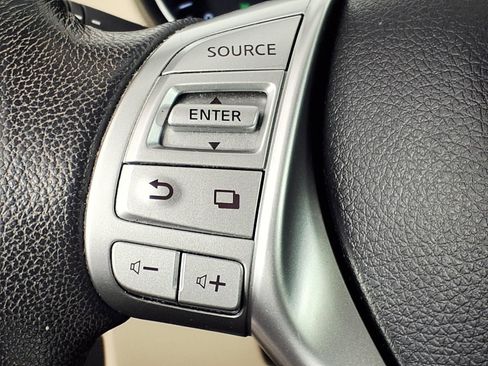 Used 2016 Nissan Rogue SL FWD image 18