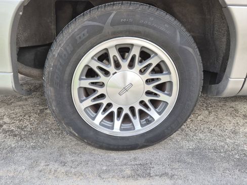 Used 2001 Lincoln Town Car Signature RWD image 8
