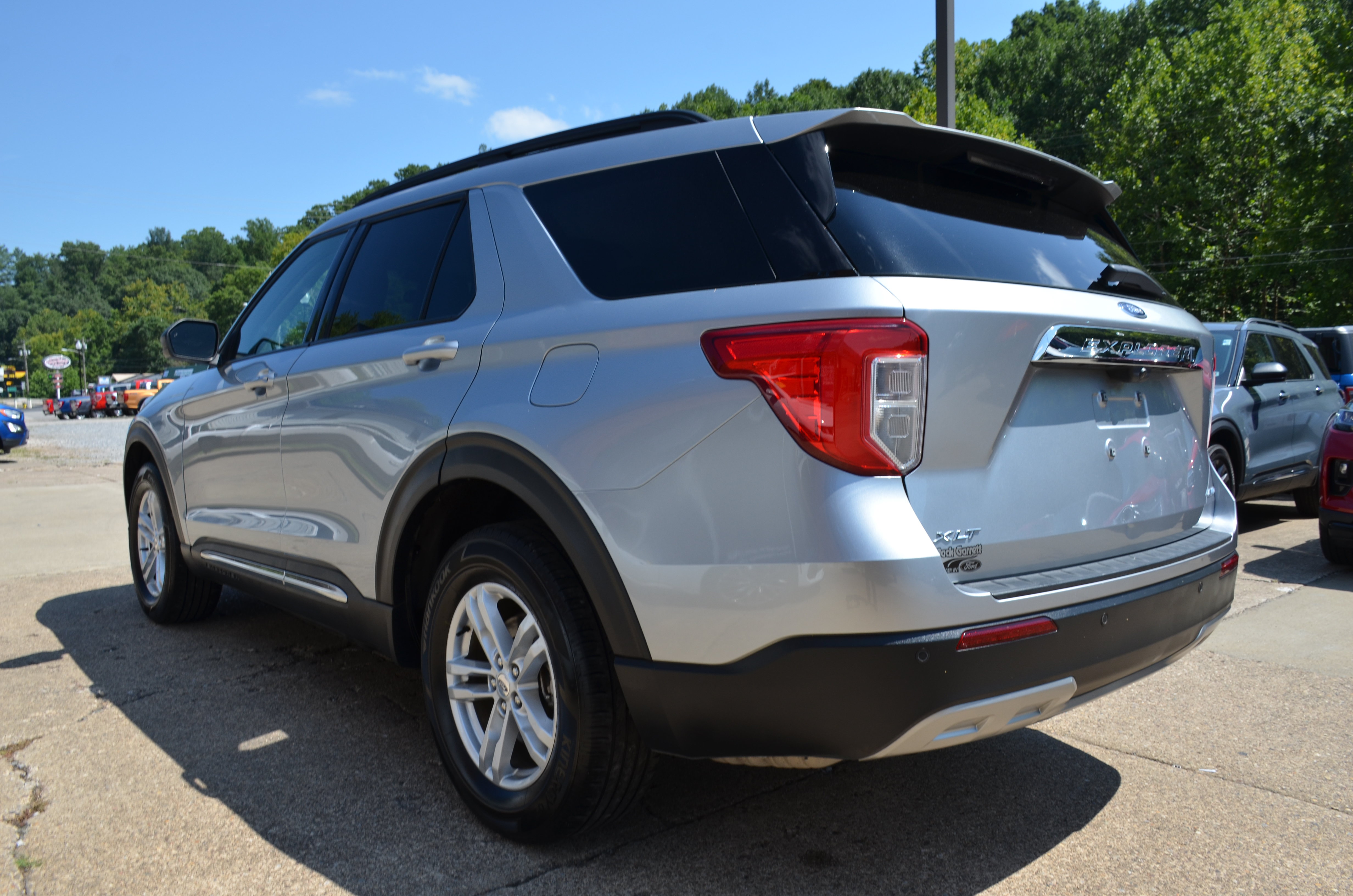 Used 2023 Ford Explorer XLT w/ Equipment Group 202A AWD/4WD image 4