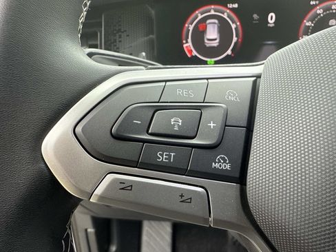 Used 2025 Volkswagen Tiguan SE image 24