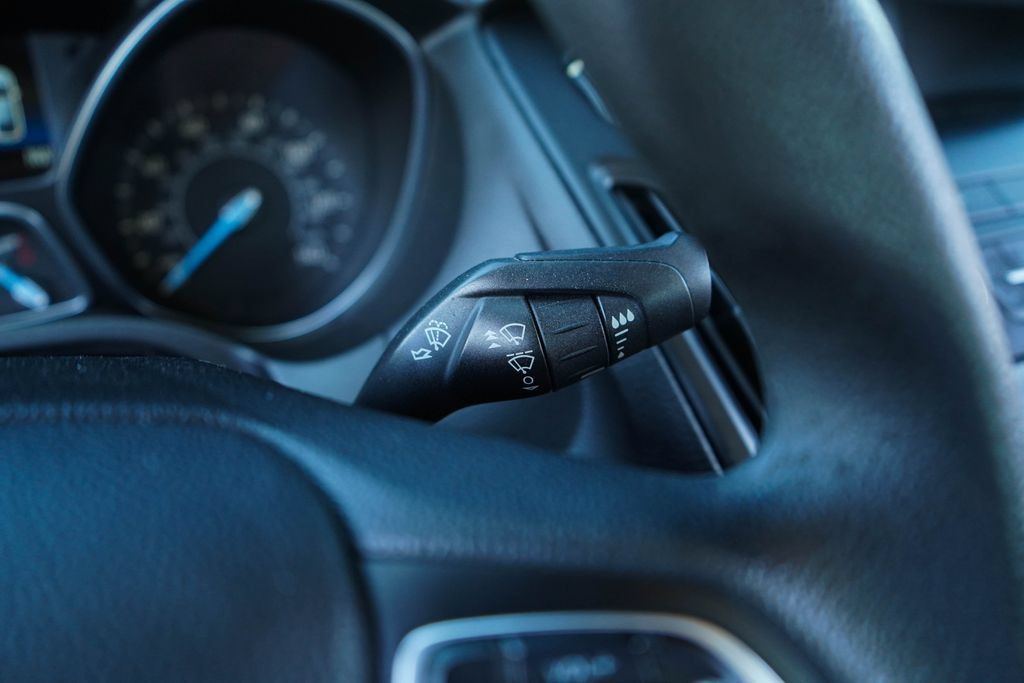 Used 2018 Ford Focus SE FWD image 32