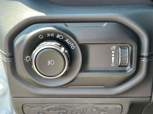 Used 2025 Jeep Wrangler Unlimited Sahara AWD/4WD image 19