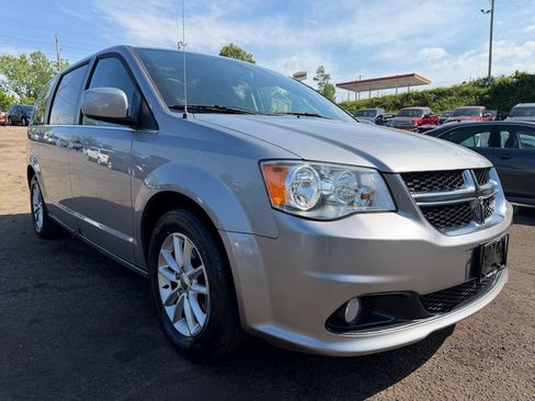 Used 2018 Dodge Grand Caravan SXT FWD image 3