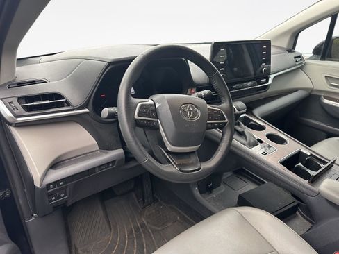 Used 2022 Toyota Sienna XLE image 11