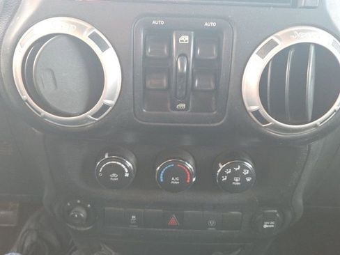 Used 2015 Jeep Wrangler Unlimited Rubicon image 24