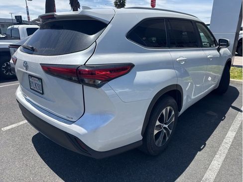 Used 2023 Toyota Highlander XLE FWD image 4