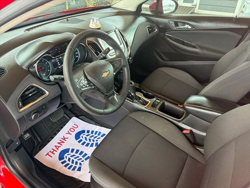 Used 2017 Chevrolet Cruze LT FWD image 10