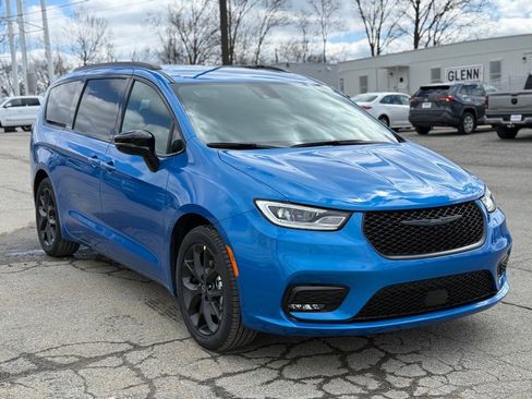 New 2026 Chrysler Pacifica Select image 4