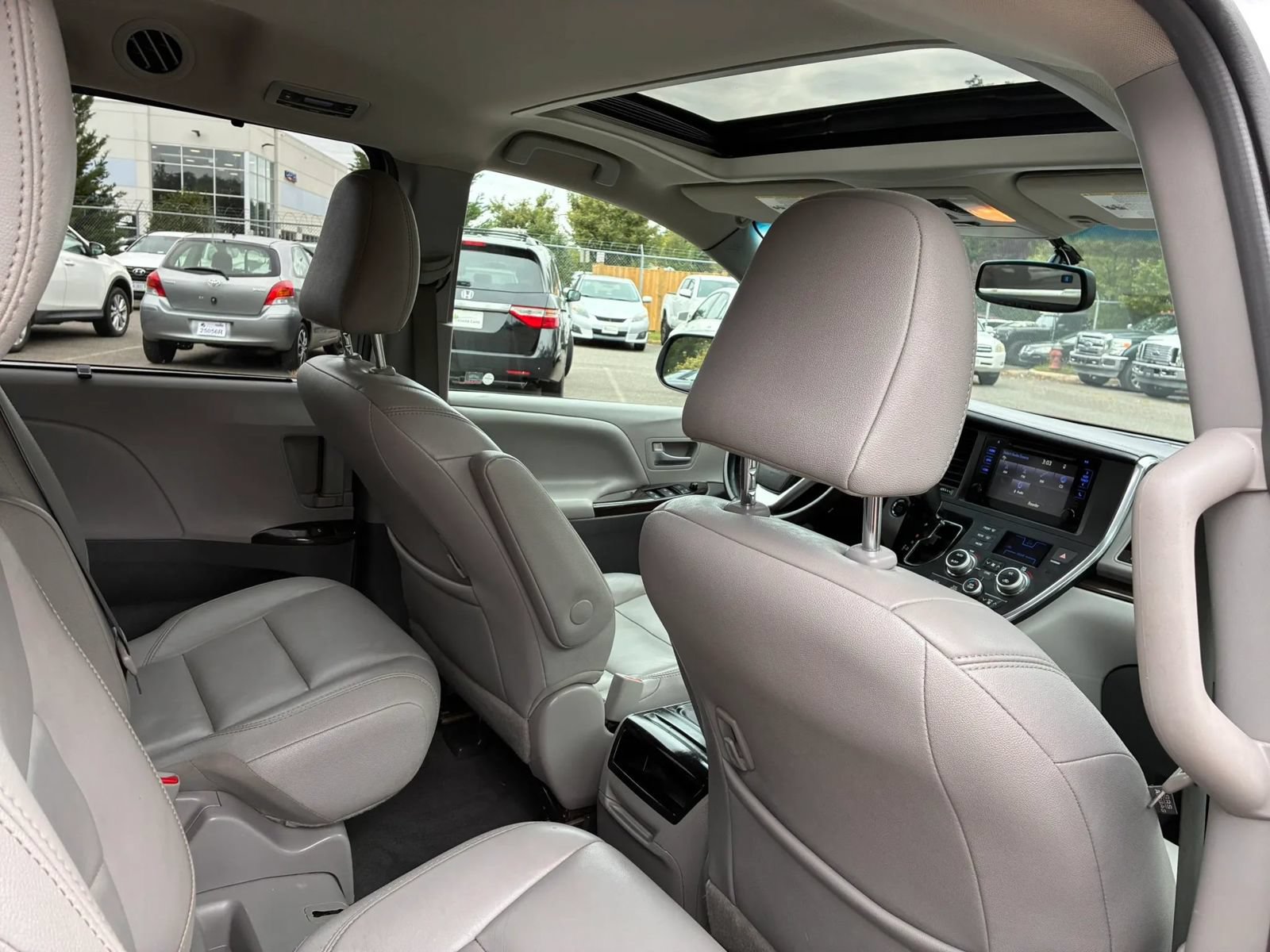 Used 2015 Toyota Sienna XLE FWD image 37