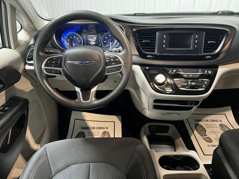 Used 2017 Chrysler Pacifica LX image 4
