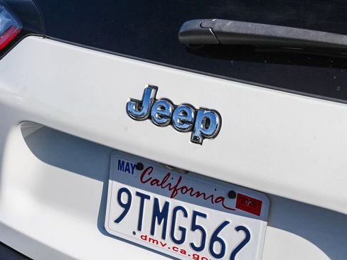 Used 2019 Jeep Cherokee Latitude w/ Popular Appearance Group image 9