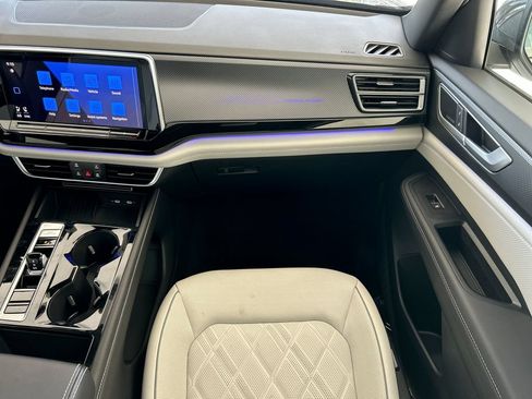 Certified 2025 Volkswagen Atlas Cross Sport SEL Premium R-Line AWD/4WD image 40