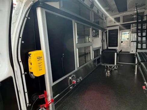 Used 2009 Ford E-350 and Econoline 350 Extended Super Duty RWD image 8