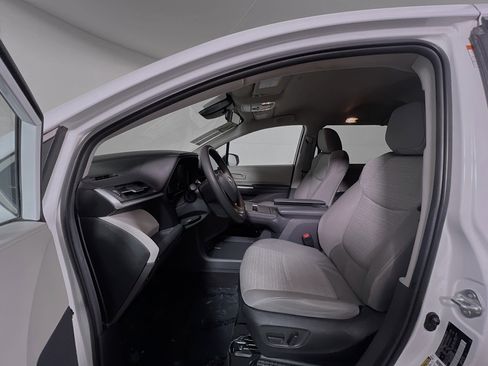 Used 2024 Toyota Sienna LE image 15