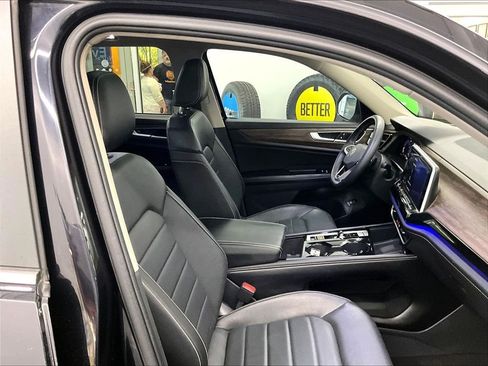 Used 2024 Volkswagen Atlas SEL AWD/4WD image 11