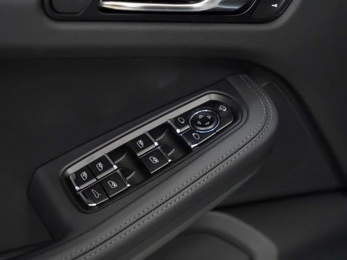 Used 2026 Porsche Macan AWD/4WD image 24