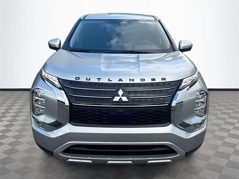 Used 2022 Mitsubishi Outlander SE image 2